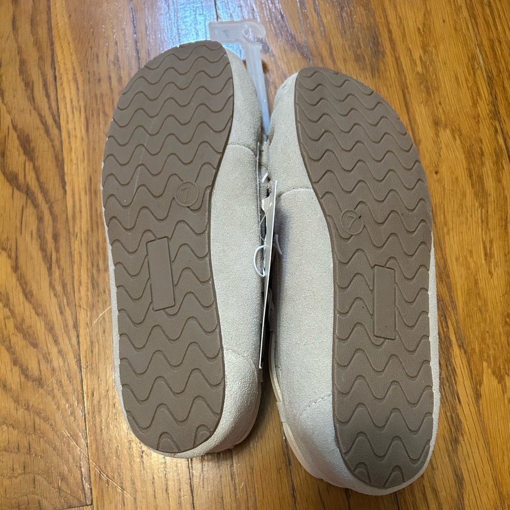 NWT Tan Slippers - Picture 2 of 3